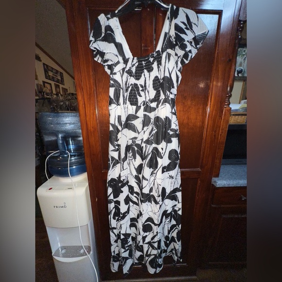 Women’s size 10 brand is Taylor floral flutter sleeve dress - Picture 2 of 3